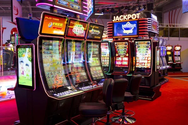 Live Super Sic Bo table broadcast from megahok studio with digital betting interface